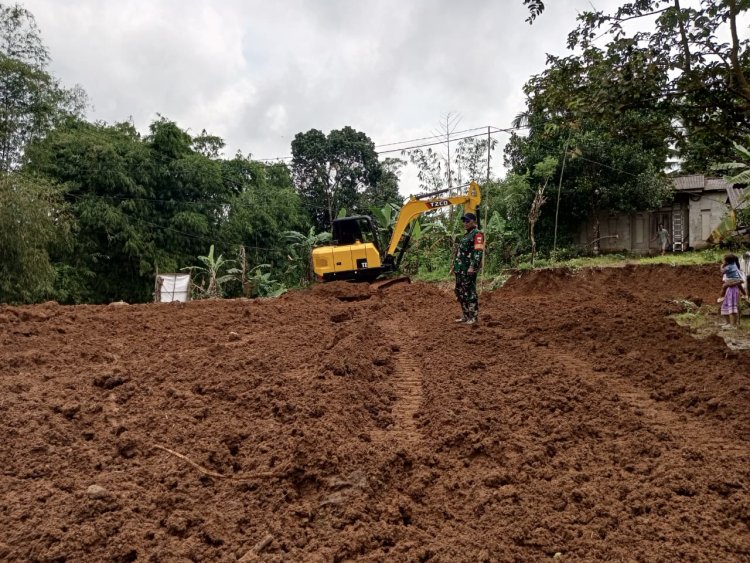 Sertu Sandi Babinsa Koramil 0104/Cimanuk Laksanakan Pendampingan dan Pengawasan Perataan Tanah Program Pembangunan KDKMP di Desa Pasirmae