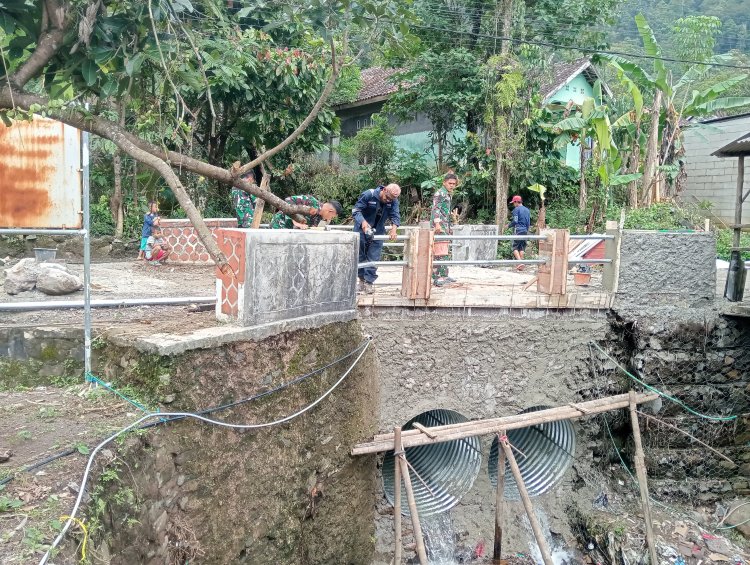 Babinsa Koramil 0105/Mandalawangi Laksanakan Pendampingan Pekerjaan Finishing Pembangunan Jembatan ARMCO di Desa Ramea