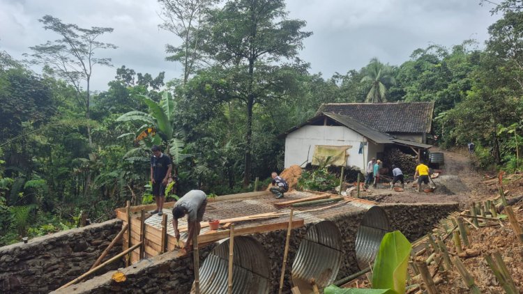 Babinsa Koramil 0108/Bojong Laksanakan Percepatan Pembangunan Jembatan ARMCO di Desa Pasir Sedang
