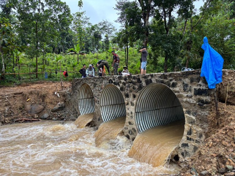 Babinsa Koramil 0114/Cigeulis Laksanakan Percepatan Pembangunan Jembatan Armco, Progres Capai 85,5 Persen