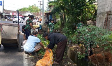 Babinsa Koramil 0107/Saketi Laksanakan Program Indonesia Asri Bersama Warga Desa Saketi