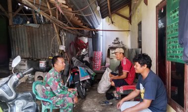 Babinsa Koramil 0101/Pandeglang Laksanakan Komsos Bersama Warga di Kelurahan Pagerbatu