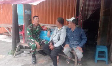 Babinsa Koramil 0101/Pandeglang Laksanakan Komsos Bersama Warga di Pasar Badak