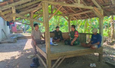 KOMSOS BABINSA KORAMIL 0116/CIKEUSIK BERSAMA TOKOH MASYARAKAT DI KP. CIKUJANG