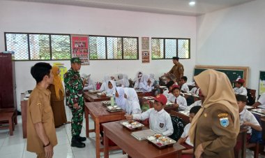 Babinsa Koramil 0103/Banjar Dampingi Penyaluran Program Makan Bergizi Gratis di Kecamatan Kaduhejo