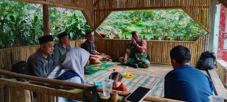Babinsa Koramil 0105/Mandalawangi Laksanakan Komsos Bersama Warga Kampung Pangilingan