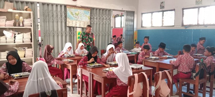 Babinsa Koramil 0105/Mandalawangi Laksanakan Pendampingan Program Makan Bergizi Gratis di Wilayah Kecamatan Mandalawangi