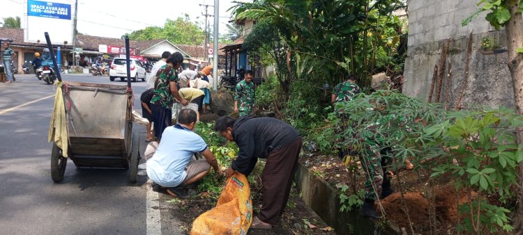 Babinsa Koramil 0107/Saketi Laksanakan Program Indonesia Asri Bersama Warga Desa Saketi