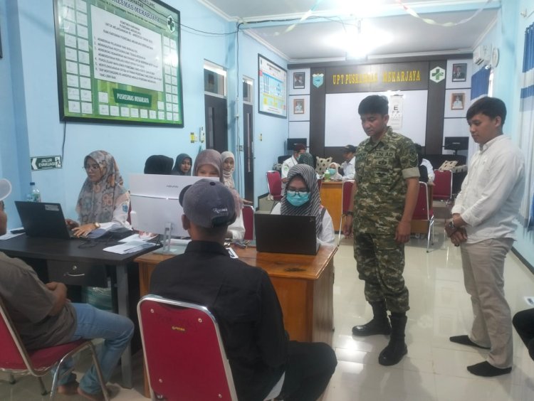 Pengawasan dan Pengecekan Kesehatan Relawan MBG Desa Pareang oleh Babinsa Koramil 0103/Banjar