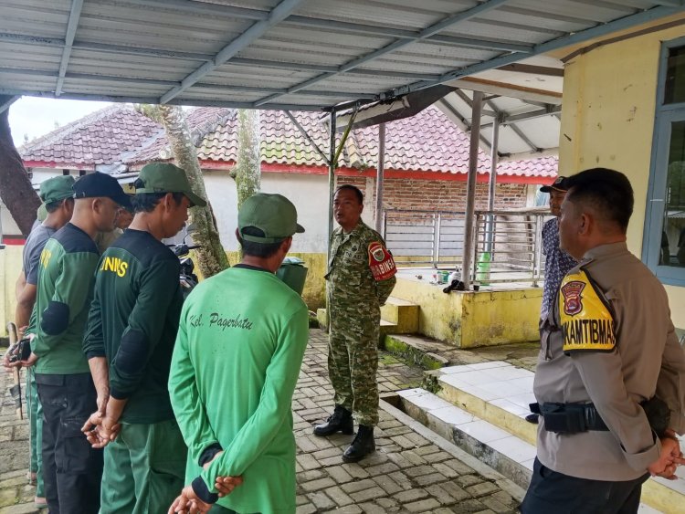 Babinsa Koramil 0101/Pandeglang Laksanakan Bintahwil kepada Linmas di Kelurahan Pagerbatu