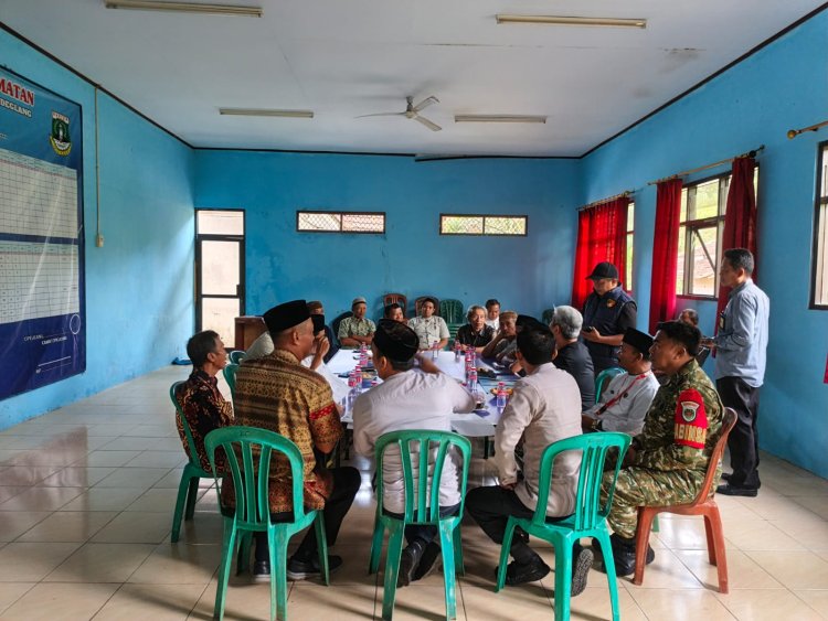 Babinsa Koramil 0104/Cimanuk Hadiri Musyawarah Penyelesaian Sengketa Tanah di Kecamatan Cipeucang