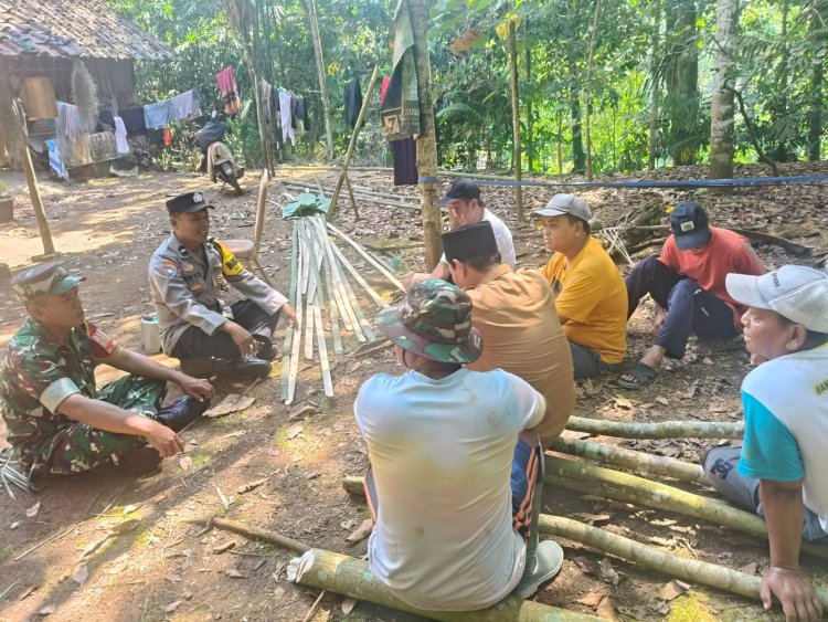 Babinsa Koramil 0101/Pandeglang Laksanakan Komsos Bersama Masyarakat Kp. Samaboa