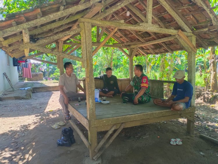 KOMSOS BABINSA KORAMIL 0116/CIKEUSIK BERSAMA TOKOH MASYARAKAT DI KP. CIKUJANG