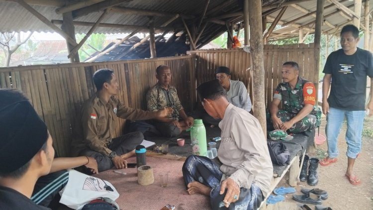 Babinsa Koramil 0102/Cadasari Laksanakan Komsos Bersama Pemerintah Desa dan Pengurus Bumdes, Bahas Budidaya Ikan Lele untuk Pemberdayaan Ekonomi Masyarakat