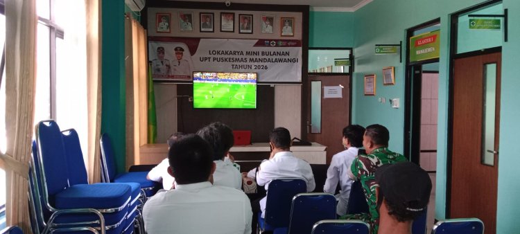 Babinsa Koramil 0105/Mandalawangi Hadiri Nonton Bareng Gembira Piala Dunia 2026 di Aula Puskesmas Mandalawangi