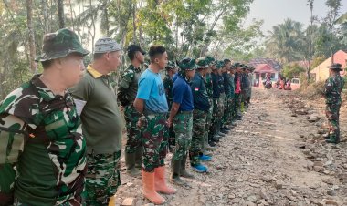 Personel Satgas TMMD Ke-129 Gelar Apel Pagi dan Evaluasi, Tekankan Keselamatan Kerja di Tengah Teriknya Musim Kemarau